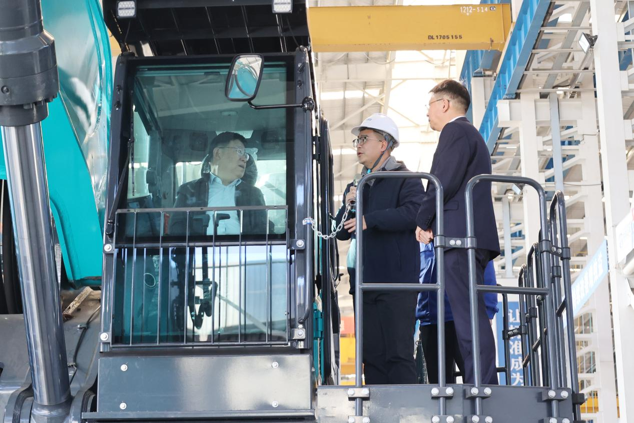 新矿投资集团党委书记、董事长王漠到访不朽情缘智能