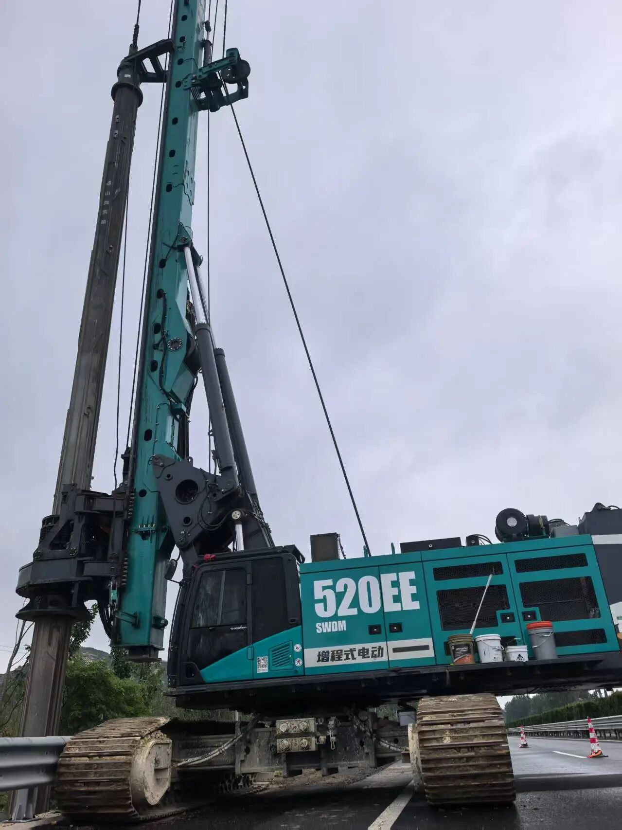 不朽情缘智能增程式电动旋挖钻机助力山东高速建设，绿色施工成效显著