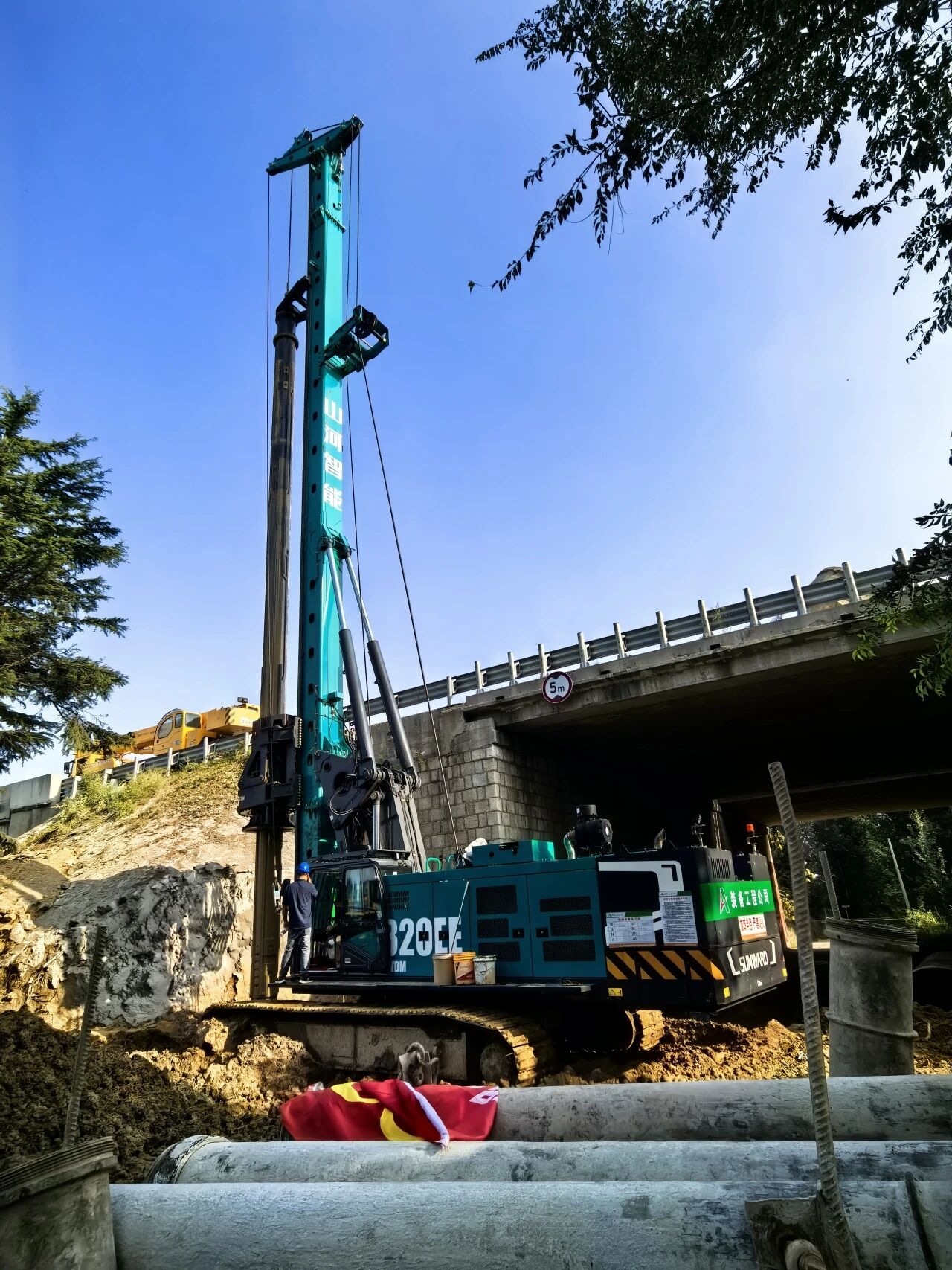 不朽情缘智能增程式电动旋挖钻机助力山东高速建设，绿色施工成效显著