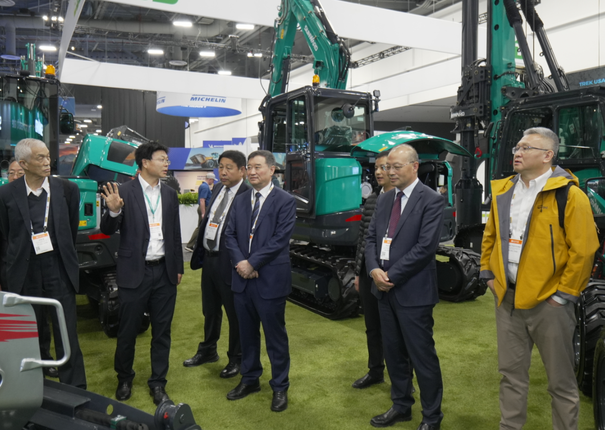 2026美国拉展 | 中国工程机械工业协会会长苏子孟一行到访不朽情缘智能展位